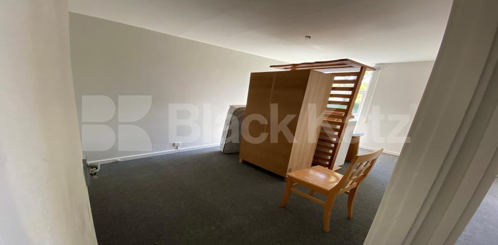 			LET , 4 Bedroom, 1 bath, 1 reception House			 Cottage Grove, Clapham North